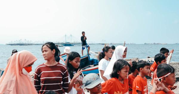 Sejumlah anak dan relawan komunitas Kelas Jurnalis Cilik mengikuti upacara bendera dalam rangka hari ulang tahun (HUT) ke-77 Republik Indonesia di pesisir Cilincing. (Historia/Fernando Randy)