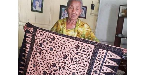 Mbah Sum, pembatik tertua di Banyuwangi, memegang lembaran batik Gajah Oling. (Koleksi Aekanu Hariyono).