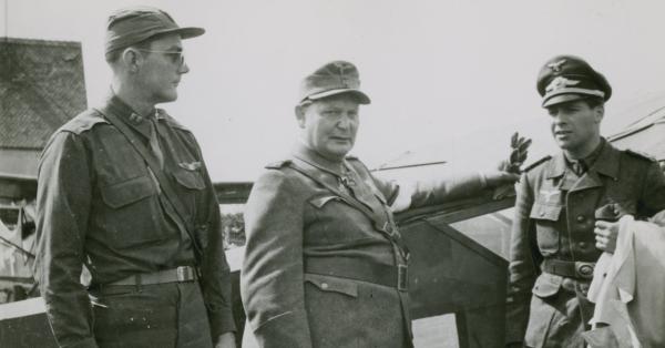 Goering (tengah) saat menyerahkan diri ke pasukan Amerika (Foto: ushmm.org)