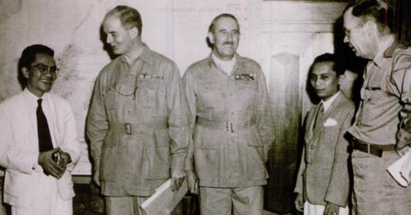 Pertemuan delegasi Indonesia dan Sekutu, ki-ka: Menhan Amir Sjarifoeddin Harahap, Brigjen A.G.L. MacLean, Letjen Alexander Frank Philip Christison, & PM Sutan Sjahrir (Repro Sutan Sjahrir: Negarawan Humanis, Demokrat Sejati yang Mendahului Zamannya)