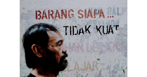 Tuba sedang berada di depan gang rumahnya di kawasan Penjaringan. (Historia.ID/Fernando Randy).