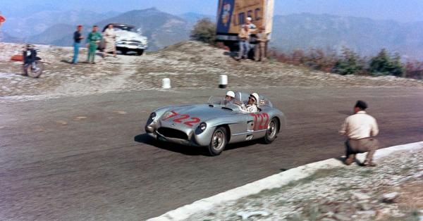 Stirling Moss bersama co-driver Denis Jenkinson di ajang Mille Miglia 1955 (Foto: formula1.com)