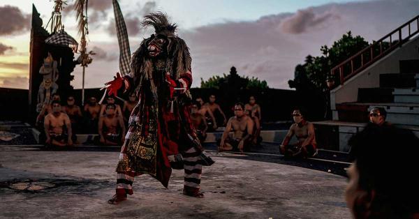 Para penari saat mempertunjukan tari kecak. (Fernando Randy/Historia.id).
