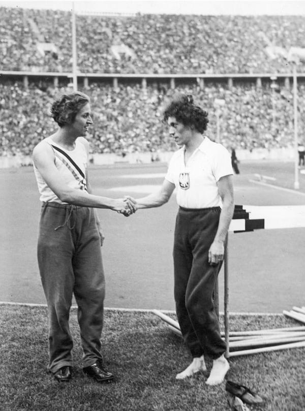 Walsh memberi selamat kepada atlet Amerika Serikat Helen Stephens atas kemenangannya di nomor 100 meter di Olimpiade Berlin 1936. (Kurier Codzienny Narodowe Archiwum Cyfrowe/Sheldon Anderson, The Forgotten Legacy of Stella Walsh).