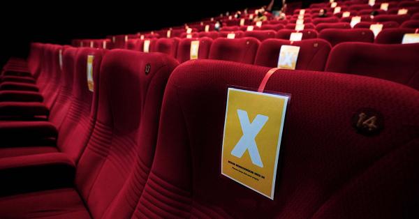 Kursi penonton yang diberi jeda agar menjaga jarak. (Fernando Randy/Historia.id).