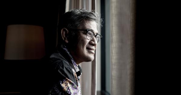 Politisi Budiman Sudjatmiko tersenyum usai mengetahui hasil tes DNA dirinya. (Fernando Randy/Historia).