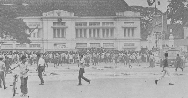 Kerumunan massa kerusuhan 15 Januari 1974 (Wikimedia Commons)