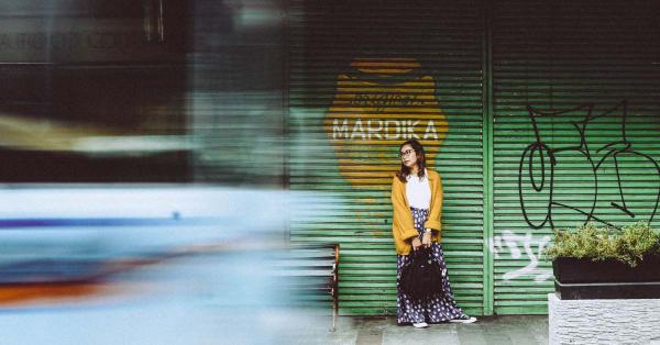 Seorang wisatawan berfoto di kawasan Braga. (Fernando Randy/Historia).