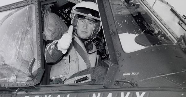 Pangeran Charles di kokpit heli Westland Wessex kala bertugas di Skadron Udara AL Inggris ke-845 (rct.uk)