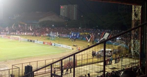 Penampakan harmonis Macz Man dan Aremania di Stadion Andi Mattalatta (Foto: Randy Wirayudha/HISTORIA)