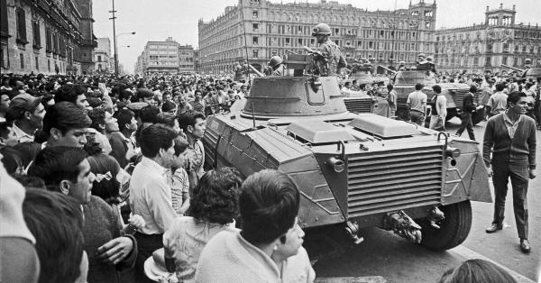 Militer Meksiko lengkap dengan rantis mengawasi unjuk rasa mahasiswa (Wikipedia)