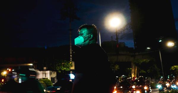 Seorang pengunjung usai menyaksikan film di Metropole. (Fernando Randy/Historia.id).