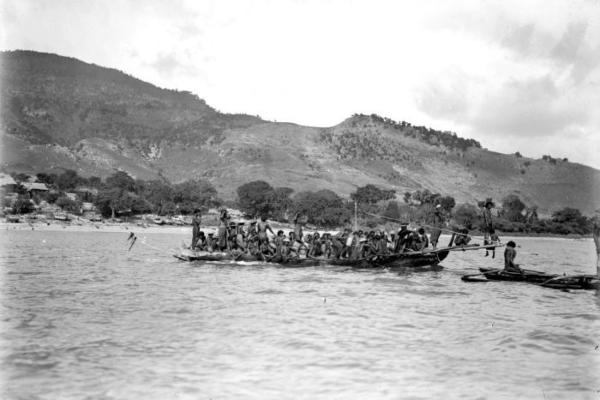 Tradisi berburu paus di Lamakera, Solor timur, Flores, 1900-an. (Wereldmuseum Amsterdam).