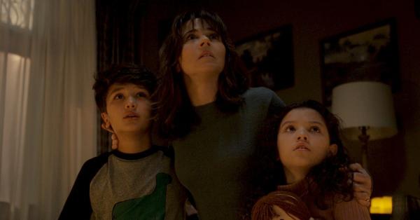 Adegan Anna (diperankan Linda Cardellini) saat menghadapi hantu La Llorona (Foto: IMDB)
