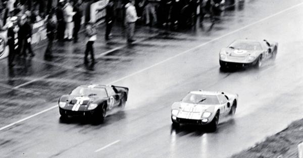 Tiga mobil Ford GT40 Mk II yang finis urutan satu, dua dan tiga di 24 Hours Le Mans 1966 (Foto: Repro "World War II Veterans in Motorsports"/Shelby Collections)