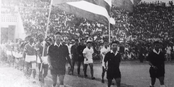 Timnas Vietnam Utara (kanan) dalam laga persahabatan melawan timnas Kuba pada September 1970. (showsport.me).