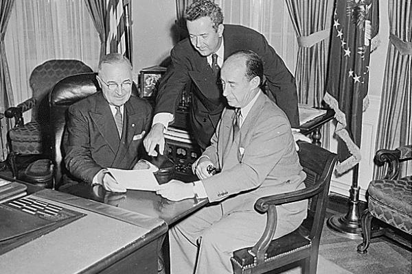 Kiri-kanan: Presiden Harry S. Truman, calon wakil presiden John J. Sparkman dan calon presiden Adlai E. Stevenson II, 1952. (NARA).