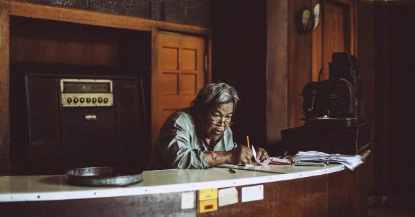 Seorang kasir di toko roti Sumber Hidangan di Braga. (Fernando Randy/Historia).