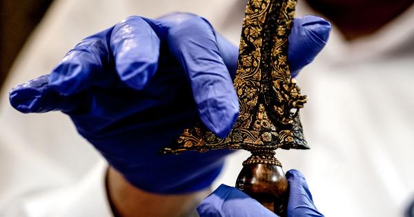 Staf Museum Nasional saat memeriksa keris Diponegoro. (Fernando Randy/Historia).