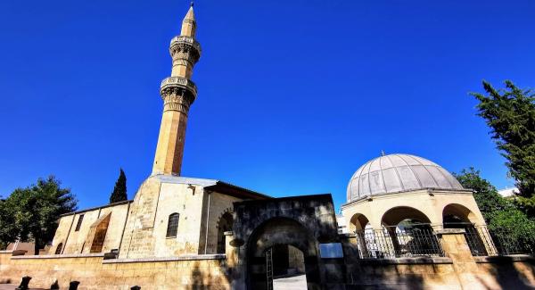 Cantiknya Masjid Şirvani sebelum rusak akibat gempa (safarway.com)
