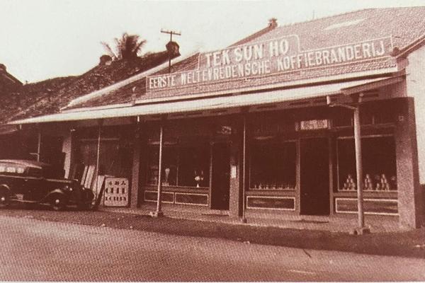 Toko kopi Tek Sun Ho atau Tek Soen Hoo yang kemudian menjadi Kopi Warung Tinggi. (Dok. Rudy Widjaja)
