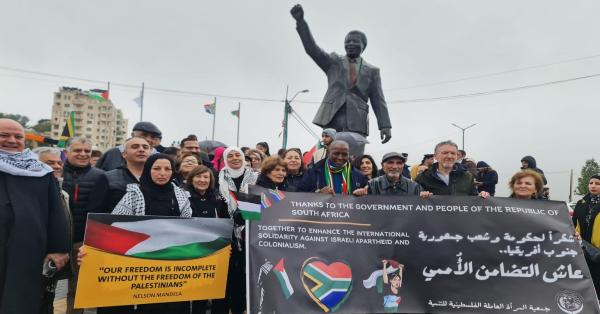 Masyarakat Palestina berkumpul di Alun-Alun Nelson Mandela di Ramallah (palmissionuk.org)
