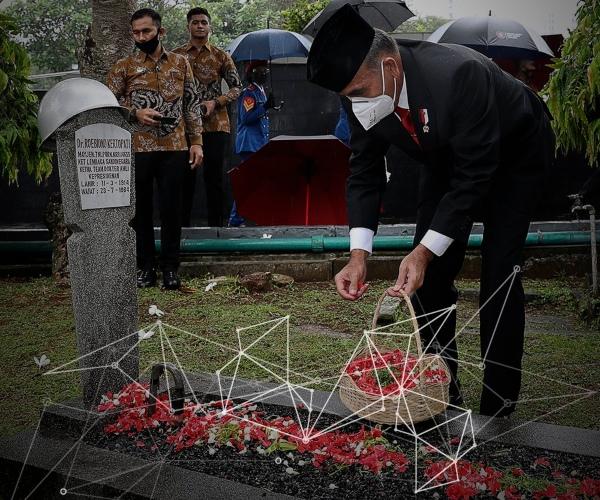 Kepala BSSN Hinsa Siburian ziarah ke makam Mayjen TNI (Purn.) dr. Roebiono Kertopati di Taman Makam Pahlawan Kalibata, Jakarta Selatan, 4 April 2021. (Dok. BSSN).