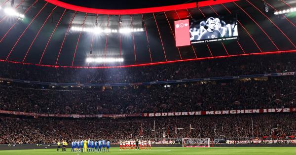 Momen mengheningkan cipta mengenang Andreas Brehme di Allianz Arena jelang laga Bayern vs Leipzig (fcbayern.com)