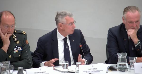 Perwakilan tiga institusi veteran militer Belanda di diskusi meja bundar pada awal sesi (tweedekamer.nl)