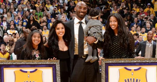 Kobe Bryant beserta istri dan ketiga anaknya yang menemani kala meresmikan pensiun dari dunia basket pada 2016 (Foto: nba.com)