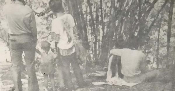 Bujang dan dara 1970-an berkasih-kasih di rerumputan Taman Margasatwa Ragunan, Jakarta. (Midi, 31 Agustus 1974)