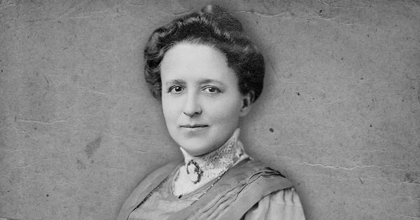 Hakim Mary Margaret Bartelme (1866 - 1954) dalam setelan berkerah yang lazim pada masa Raja Edward