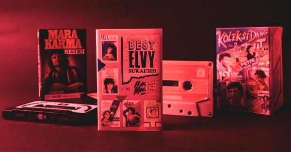 Foto berbagai jenis musik yang direkam dalam kaset. (Fernando Randy/Historia.id).