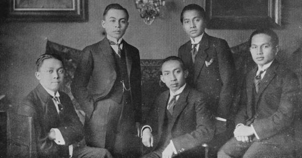 Bung Hatta (berdiri, kedua dari kiri) saat berkecimpung di Perhimpoenan Indonesia (nationaalarchief.nl)