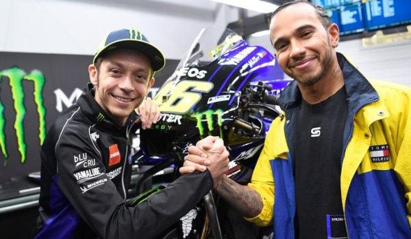 Lewis Carl Davidson Hamilton (kanan) juara dunia F1 penasaran menjajal MotoGP seperti sang idola, Valentino Rossi. (motogp.com).