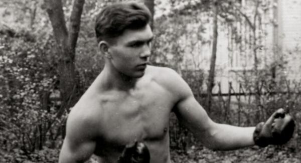 Max Schmeling di tahun 1922 pada usia 17 meretas karier di sasana Schäl Sick di Mülheim. (max-schmeling-stiftung.de).