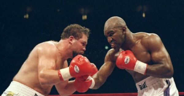 Holyfield (kanan) saat melawan Bobby Czyz (Foto: boxinghalloffame.com)