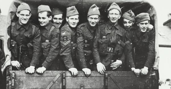 RPP Westerling (kedua dari kiri) kala masih sekadar serdadu kelas "coro" medio 1943. (nimh-beeldbank.defensie.nl)