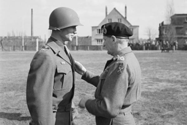 Mayor Jenderal James Gavin, komandan Divisi 82 dalam operasi Market Garden, menerima Distinguished Service Order dari Marsekal Sir Bernard Montgomery di Mönchengladbach, 21 Maret 1945. (Wikimedia Commons).