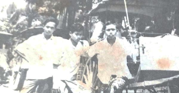 Kasino (tengah) sepulang dari mengaji di Cirebon sekira 1965. (Vista, No. 550 tahun 1982). 