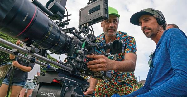 Sineas Taika David Waititi (bertopi hijau) saat proses syuting Next Goal Wins (searchlightpictures.com)
