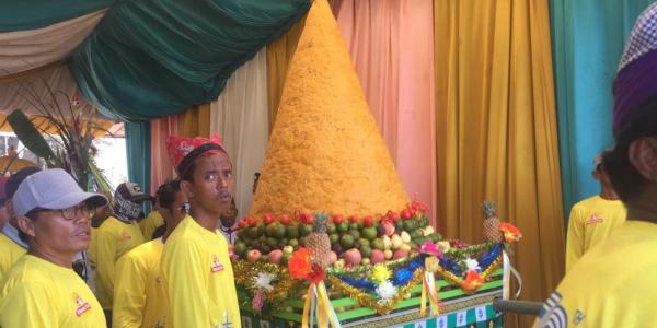 Warga bersiap menggotong gunungan dalam ritual Petik Laut Pancer tahun 2018. (Dok. Disbudpar Kabupaten Banyuwangi).