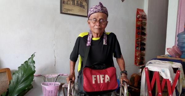 Kosasih Kartadiredja, wasit pertama Indonesia dengan lisensi FIFA (Randy Wirayudha/Historia)