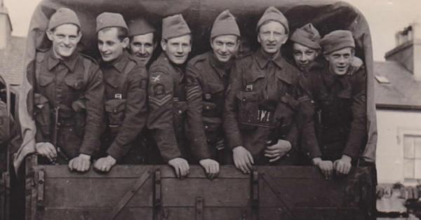 Lulus pelatihan komando, Westerling (kedua dari kiri) menyandang pangkat kopral. (Dutch Commando Museum).