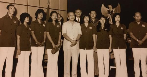 Tati Sumirah (ketiga dari kiri) bersama tim Uber Cup 1975 ketika diterima Presiden Soeharto di Bina Graha (Foto: Dok. Regina Masli)