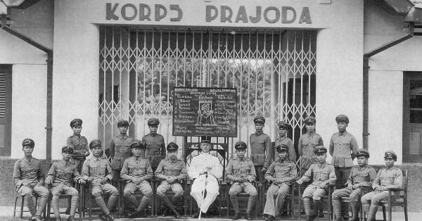 Korps Prajoda yang berdiri pada 1938 praktis bubar sejak Jepang mendarat pada 19 Februari 1942. (berghapedia.nl).