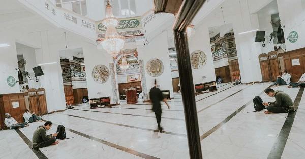 Suasana di dalam Masjid Cut Meutia. (Fernando Randy/Historia.id).