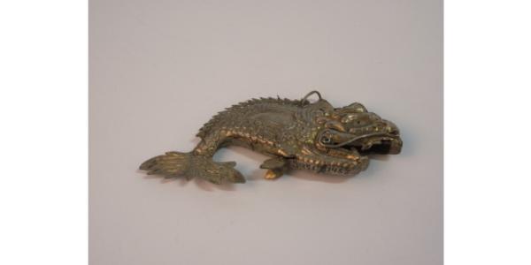 Liontin ikan berkepala naga dari Jawa Timur. (collectie-nusantara.nl).