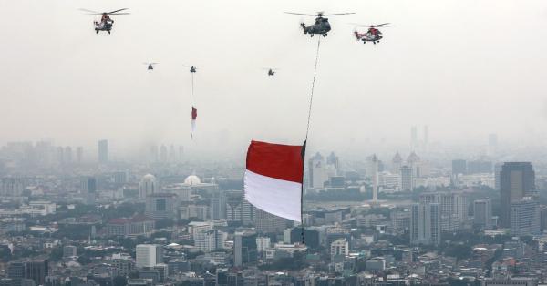 Atraksi "Nusantara Flight" enam helikopter TNI AU yang membawa dua bendera raksasa (tni-au.mil.id)