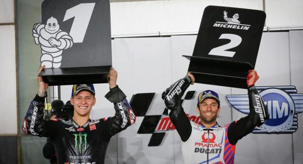 Quartararo (kiri) dan Zarco berbagi kebanggaan mengulang sejarah bagi Prancis. (motogp.com).